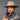 Ruana carranguera cuello tejido gris, detalle del cuello tejido a mano, mujer con sombrero de ala ancha en estudio.