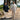 Ruana delgada negra y marfil, pareja caminando por un sendero campestre.