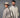 Ruana doble faz delgada reversible marfil con franjas grises, pareja en estudio, mujer con sombrero.
